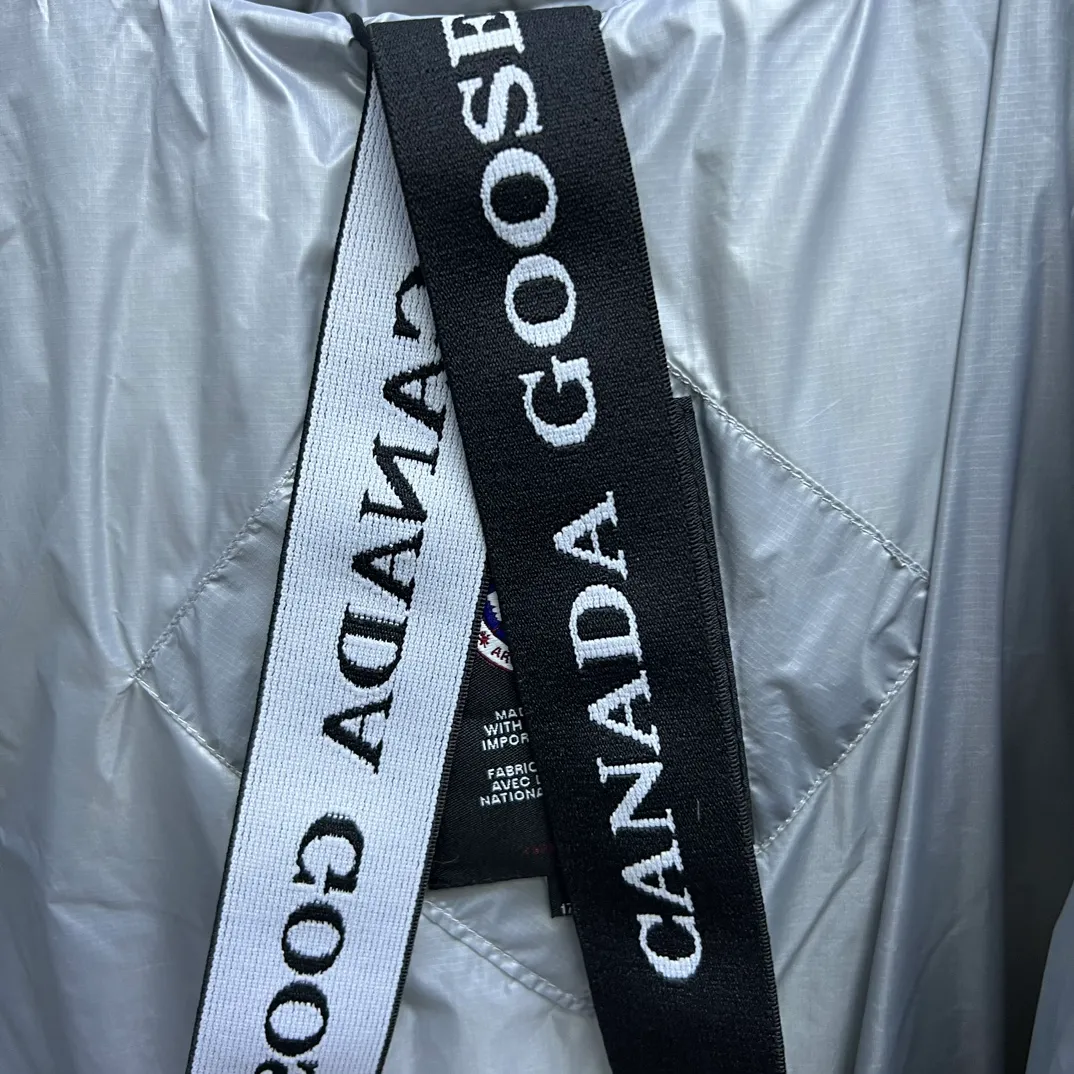 P760 𝘾𝘼𝙉𝘼𝘿𝘼 𝙂𝙊𝙊𝙎𝙀/Canada Goose 2023 Limited New Crofton Puff Down Jacket Pure Guangzhou Inspection 80 White Duck Down Filling‼  Top version, ceiling level‼ Crofton soft bread, the latest style in 2023, has a cold protection effect of up to level 4. It is made of recycled Feather-Light tear-resistant fabric. It is ultra-light and has no weight on the upper body at all! The unique black label highlights your temperament‼  Canada Goose, a Canadian brand, has always been recognized as the warmest down jacket. Various Instagram celebrities, Internet celebrities, and celebrities often wear it for street photos. I do Canada Goose every year, but I still can’t get rid of my love for geese. No matter how cold the winter is, there is no need to be afraid, because there are geese! Filled with 80% white duck down, Canada Goose is the legendary warmest down jacket and is known as a must-have for Arctic outdoor sports! The most popular down jacket in the world, celebrities are rushing to buy it, it is a must-have! Same style for men and women Size: S~XXL